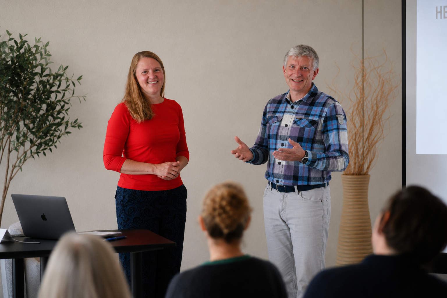 Elseline Timmer en Rien de Wit van Bewegingmakers geven samen een presentatie voor een groep deelnemers.