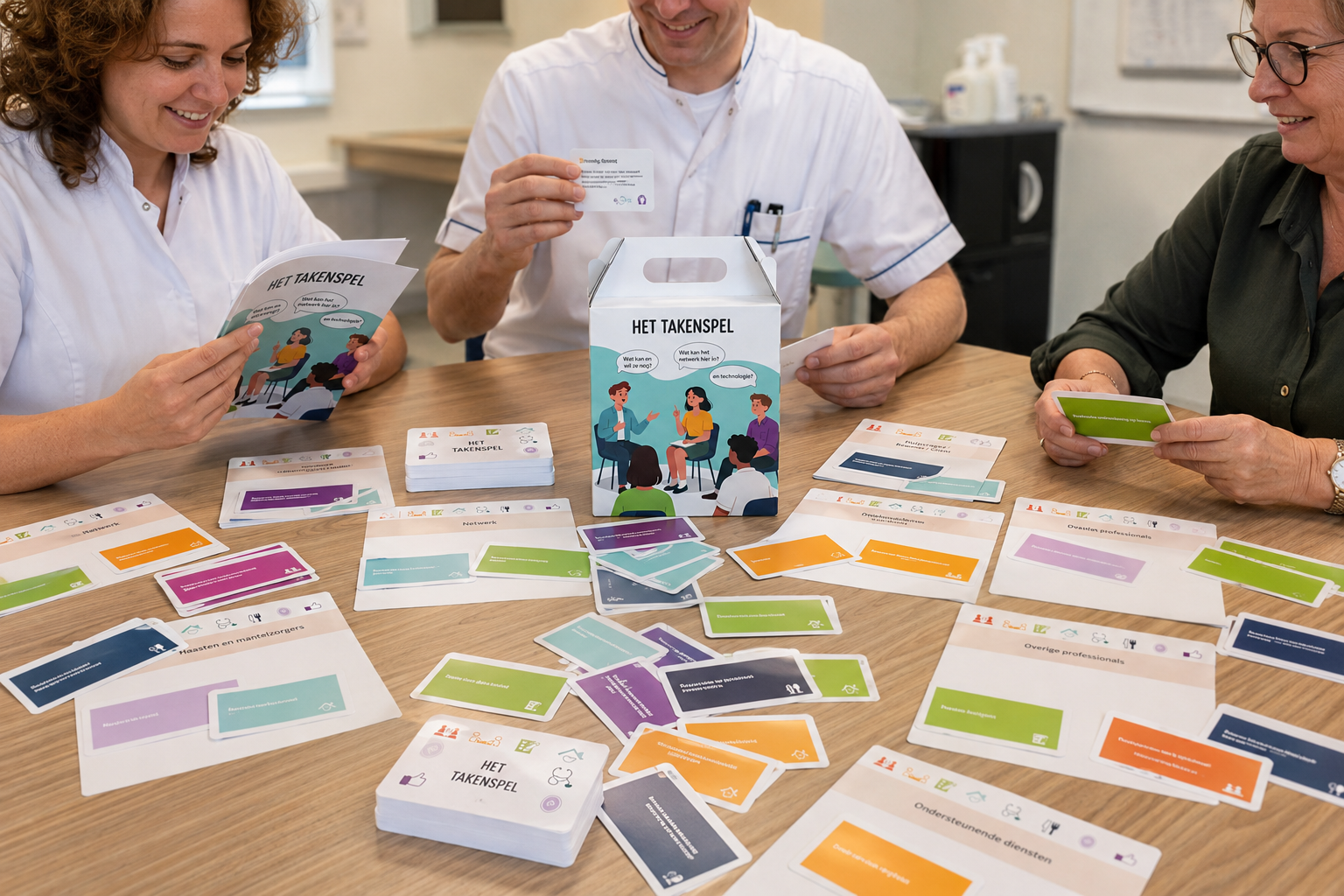 Zorgprofessionals spelen samen Het Takenspel aan tafel en bespreken taakkaarten met elkaar.